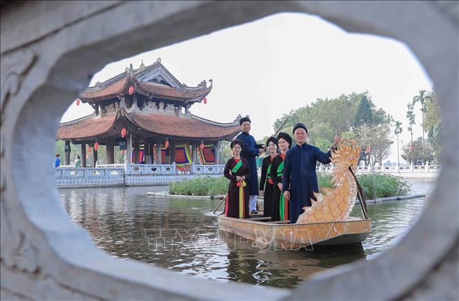 Khoảnh khắc liền anh, liền chị biểu diễn quan họ tại Đền Đô (Bắc Ninh) là sự kết hợp tinh tế giữa không gian Bet88013 88k Cho Tân Thủ tâm linh và làn điệu ngọt ngào, đậm đà bản sắc Bett88 Làm giàu đẳng cấp. Ảnh: Phan Phương - TTXVN