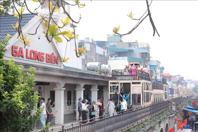 Trạm dừng tại ga Long Biên, đưa du khách khám phá những lát cắt lịch sử và nhịp sống đặc trưng của Thủ đô. Ảnh: Phan Phương - TTXVN