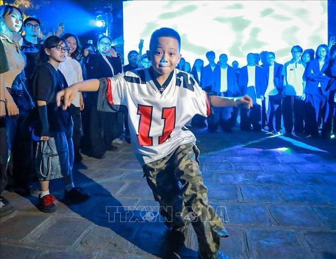 Sự kiện quy tụ các nghệ sĩ và đông đảo khán giả trẻ, đồng thời mở ra một cách tiếp cận mới về chủ đề biến đổi khí hậu. Ảnh: Khánh Hoà - TTXVN