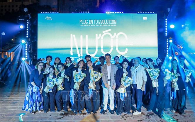 Các đại biểu chụp ảnh cùng các nghệ sĩ tại sự kiện. Ảnh: Khánh Hoà - TTXVN