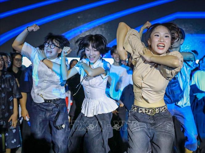 Sự kiện quy tụ các nghệ sĩ và đông đảo khán giả trẻ, đồng thời mở ra một cách tiếp cận mới về chủ đề biến đổi khí hậu. Ảnh: Khánh Hoà - TTXVN