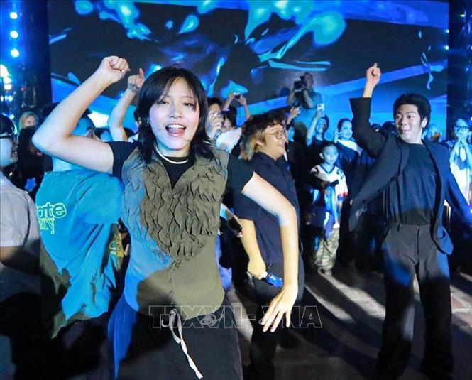 Sự kiện quy tụ các nghệ sĩ và đông đảo khán giả trẻ, đồng thời mở ra một cách tiếp cận mới về chủ đề biến đổi khí hậu. Ảnh: Khánh Hoà - TTXVN