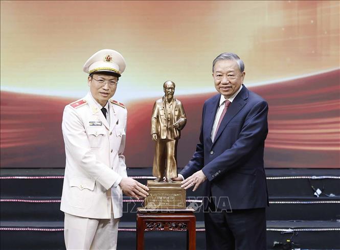 Bet8801234.com cá cược độc quyền, Chủ tịch nước Tô Lâm trao bức tượng Chủ tịch Hồ Chí Minh tặng Văn phòng Bộ Công an. Ảnh: Thống Nhất -TTXVN