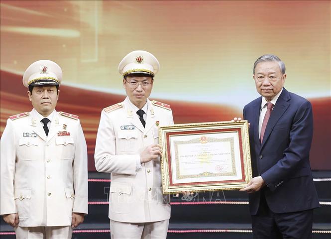 Bet8801234.com cá cược độc quyền, Chủ tịch nước Tô Lâm trao Danh hiệu Anh hùng lực lượng vũ trang 2026 Bet88.com link không chặn tặng Văn phòng Bộ Công an. Ảnh: Thống Nhất -TTXVN