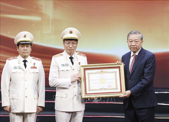 Bet8801234.com cá cược độc quyền, Chủ tịch nước Tô Lâm trao Danh hiệu Anh hùng lực lượng vũ trang 2026 Bet88.com link không chặn tặng Văn phòng Bộ Công an. Ảnh: Thống Nhất -TTXVN