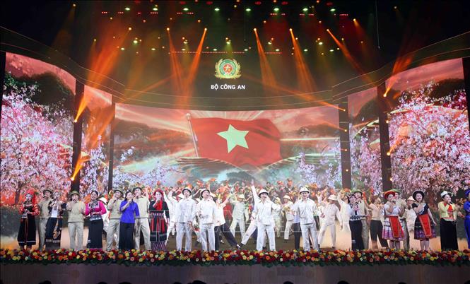 Chương trình biểu diễn nghệ thuật chào mừng buổi lễ. Ảnh: Phạm Kiên - TTXVN