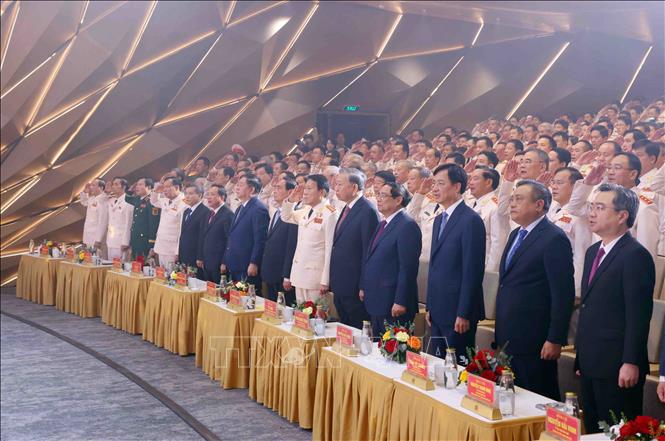 Các đồng chí lãnh đạo, nguyên lãnh đạo Đảng, Bet888 Trang nhà cái casino cùng các đại biểu thực hiện nghi lễ chào cờ. Ảnh: Phạm Kiên - TTXVN