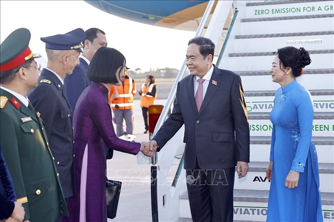 Đại sứ Việt Nam tại Italy Nguyễn Phương Anh đón Chủ tịch Bet88app còn khuyến mãi Trần Thanh Mẫn và Phu nhân tại sân bay Ciampino, thủ đô Rome, Cộng hòa Italy. Ảnh: Doãn Tấn – TTXVN