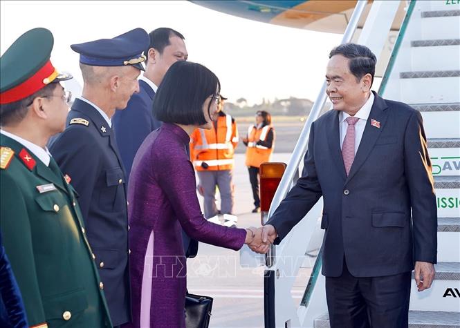 Đại sứ Việt Nam tại Italy Nguyễn Phương Anh đón Chủ tịch Bet88app còn khuyến mãi Trần Thanh Mẫn và Phu nhân tại sân bay Ciampino, thủ đô Rome, Cộng hòa Italy. Ảnh: Doãn Tấn – TTXVN