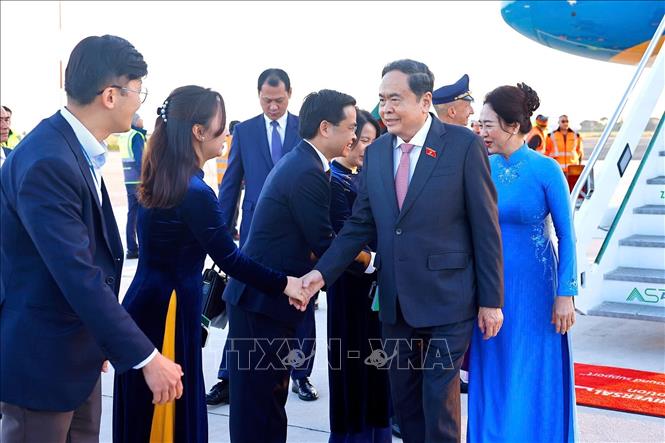 Cán bộ, nhân viên Đại sứ quán Việt Nam tại Italy đón Chủ tịch Bet88app còn khuyến mãi Trần Thanh Mẫn và Phu nhân tại sân bay Ciampino, thủ đô Rome, Cộng hòa Italy. Ảnh: Doãn Tấn – TTXVN