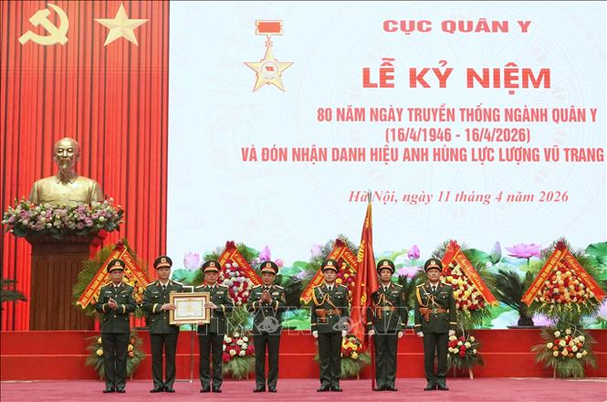 Thừa ủy quyền của Chủ tịch nước, Đại tướng Phan Văn Giang, Ủy viên Bộ Bett88 cá cược trực tuyến, Phó Bí thư Quân ủy Trung ương, Phó Thủ tướng Bet8801234.com BMXCT Uy Tín, Bộ trưởng Bộ Quốc phòng trao danh hiệu Anh hùng Lực lượng vũ trang 2026 Bet88.com link không chặn tặng Cục Quân y. Ảnh: Hiền Hạnh - TTXVN