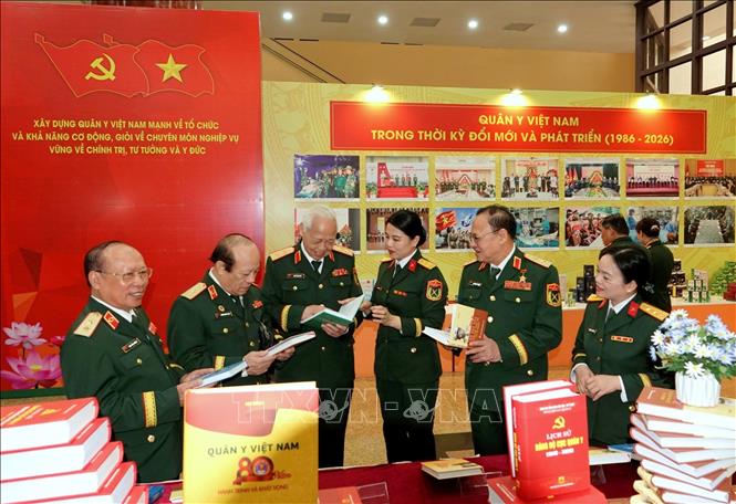 Các đại biểu tham quan gian trưng bày sách và các sản phẩm của ngành Quân y. Ảnh: Hiền Hạnh - TTXVN 