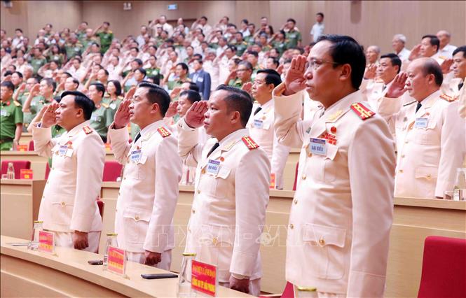 Các đại biểu thực hiện nghi lễ chào cờ. Ảnh: Phạm Kiên - TTXVN