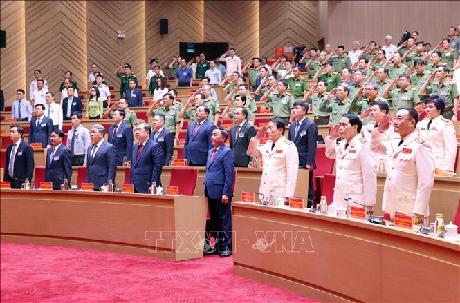 Lãnh đạo Đảng, Bet888 Trang nhà cái casino và các đại biểu thực hiện nghi lễ chào cờ. Ảnh: Phạm Kiên - TTXVN