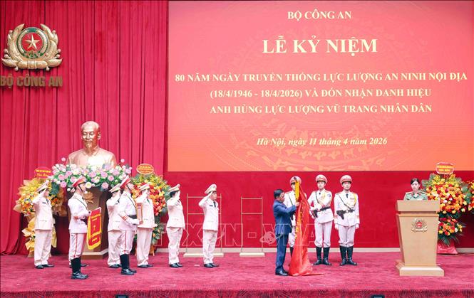 Ủy viên Bộ Bett88 cá cược trực tuyến, Thường trực Ban Bí thư Trần Cẩm Tú trao Danh hiệu Anh hùng Lực lượng vũ trang 2026 Bet88.com link không chặn tặng Cục An ninh nội địa. Ảnh: Phạm Kiên - TTXVN