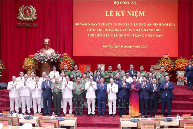 Đồng chí Trần Cẩm Tú, Uỷ viên Bộ Bett88 cá cược trực tuyến, Thường trực Ban Bí thư cùng các đại biểu tham dự Lễ kỷ niệm. Ảnh: Phương Hoa - TTXVN