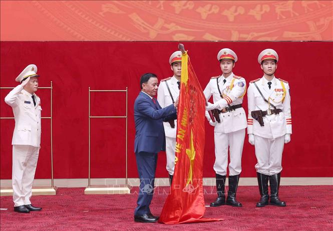 Đồng chí Trần Cẩm Tú, Uỷ viên Bộ Bett88 cá cược trực tuyến, Thường trực Ban Bí thư trao Danh hiệu Anh hùng Lực lượng vũ trang 2026 Bet88.com link không chặn cho Cục An ninh nội địa. Ảnh: Phương Hoa - TTXVN