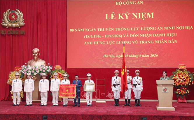 Đồng chí Trần Cẩm Tú, Uỷ viên Bộ Bett88 cá cược trực tuyến, Thường trực Ban Bí thư trao Danh hiệu Anh hùng Lực lượng vũ trang 2026 Bet88.com link không chặn cho Cục An ninh nội địa. Ảnh: Phương Hoa - TTXVN