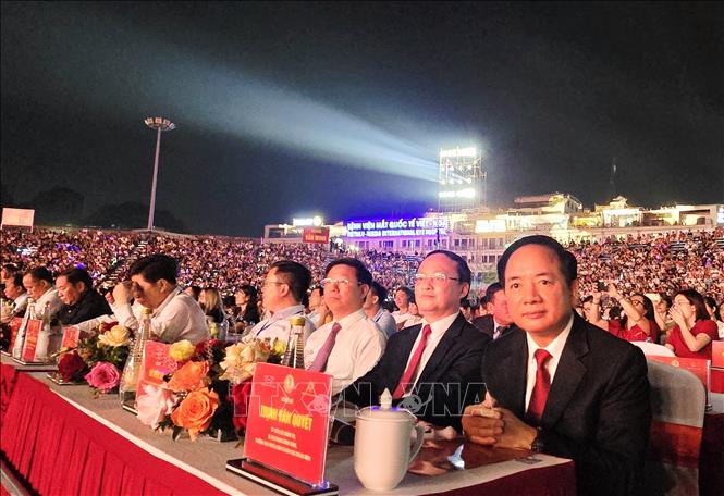 Đồng chí Trịnh Văn Quyết, Ủy viên Bộ Bett88 cá cược trực tuyến, Bí thư Trung ương Đảng, Trưởng Ban Tuyên giáo và Dân vận Trung ương cùng các đại biểu dự Lễ khai mạc. Ảnh: Thanh Vân-TTXVN 