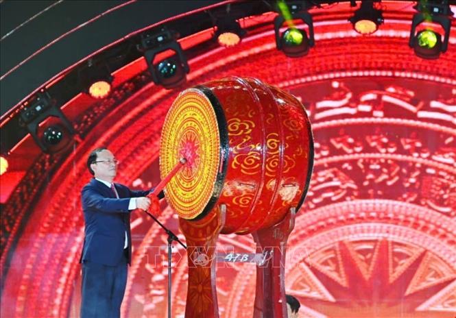 Ủy viên Trung ương Đảng, Tổng Giám đốc Đài Tiếng nói Việt Nam Đỗ Tiến Sỹ đánh trống khai mạc Liên hoan Phát thanh toàn quốc lần thứ XVII.  Ảnh: Thanh Vân-TTXVN 