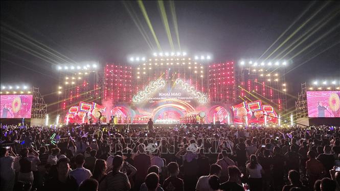 Đông đảo 2026 Bet88.com link không chặn và du khách theo dõi chương trình nghệ thuật đặc sắc trong đêm khai mạc tại vùng đất Bet88447 link đăng nhập. Ảnh: Thanh Vân-TTXVN 