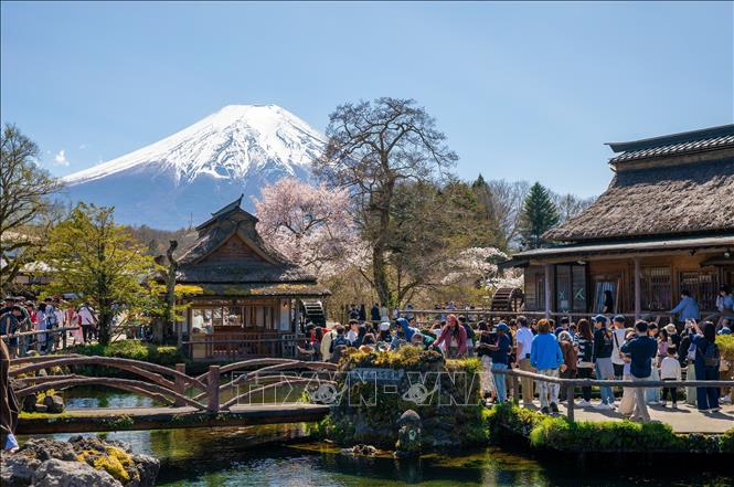 Khung cảnh như trong cổ tích của Oshino Hakkai dưới chân núi Phú Sĩ. Ảnh: Xuân Giao – PV TTXVN tại Nhật Bản