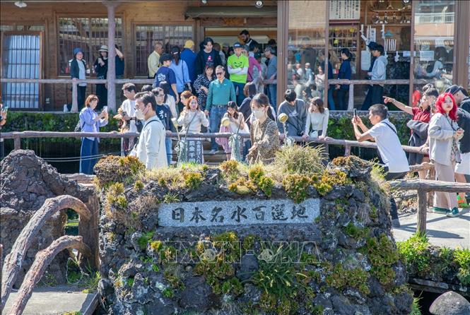 Bể nước nơi du khách có thể hứng để uống thử nguồn nước tinh khiết từ ngọn núi thiêng. Ảnh: Xuân Giao – PV TTXVN tại Nhật Bản