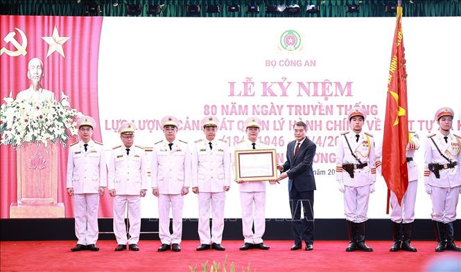 Thủ tướng Lê Minh Hưng trao Huân chương Bảo vệ Tổ quốc hạng Nhất cho Cục Cảnh sát QLHC về TTXH. Ảnh: Dương Giang-TTXVN
