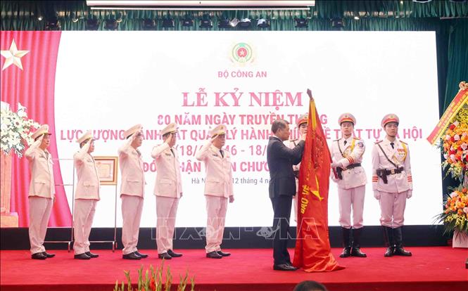 Thủ tướng Lê Minh Hưng trao Huân chương Bảo vệ Tổ quốc hạng Nhất tặng Cục Cảnh sát Quản lý hành chính về trật tự xã hội. Ảnh: Phạm Kiên - TTXVN