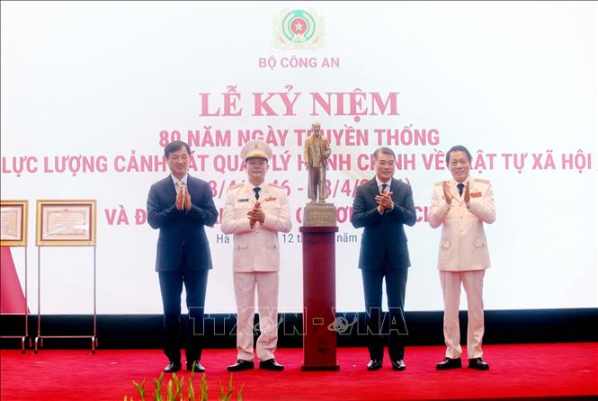 Thủ tướng Lê Minh Hưng trao bức tượng Chủ tịch Hồ Chí Minh tặng lực lượng Cảnh sát Quản lý hành chính về trật tự xã hội. Ảnh: Phạm Kiên - TTXVN