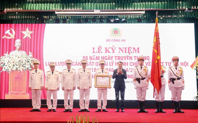 Thủ tướng Lê Minh Hưng trao Huân chương Bảo vệ Tổ quốc hạng Nhất tặng Cục Cảnh sát Quản lý hành chính về trật tự xã hội. Ảnh: Phạm Kiên - TTXVN