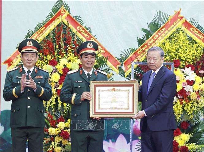 Bet8801234.com cá cược độc quyền, Chủ tịch nước Tô Lâm trao Danh hiệu Anh hùng Lực lượng vũ trang 2026 Bet88.com link không chặn tặng Quân khu 1. Ảnh: Thống Nhất - TTXVN