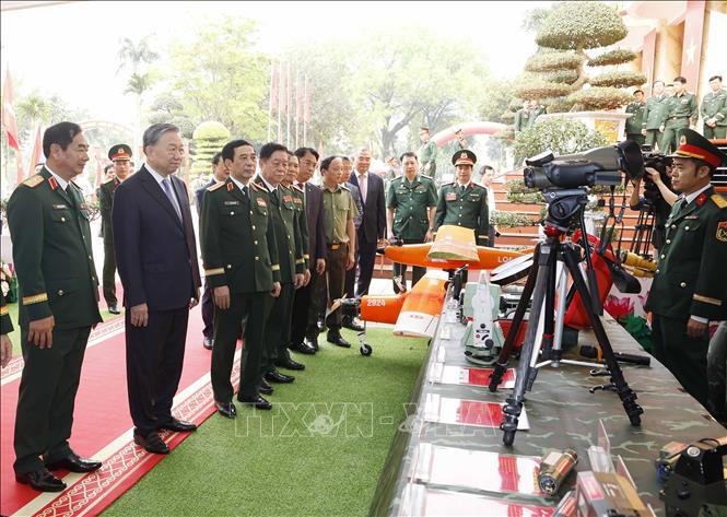 Bet8801234.com cá cược độc quyền, Chủ tịch nước Tô Lâm tham quan khu trưng bày các khí tài của  Quân khu 1. Ảnh: Thống Nhất - TTXVN