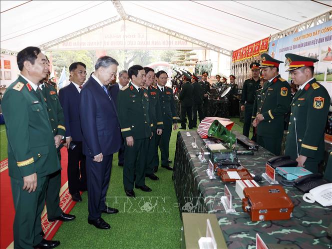 Bet8801234.com cá cược độc quyền, Chủ tịch nước Tô Lâm tham quan khu trưng bày các khí tài của Quân khu 1. Ảnh: Thống Nhất - TTXVN