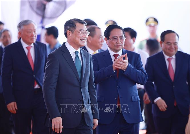 Thủ tướng Lê Minh Hưng và nguyên Thủ tướng Phạm Minh Chính đến dự Lễ khởi công Dự án tuyến đường sắt tốc độ cao Hà Nội - Quảng Ninh. Ảnh: Dương Giang - TTXVN

