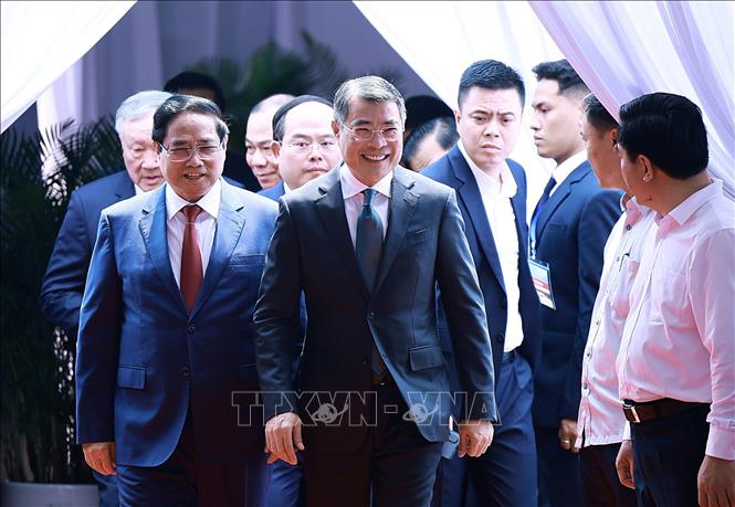 Thủ tướng Lê Minh Hưng và nguyên Thủ tướng Phạm Minh Chính đến dự Lễ khởi công Dự án tuyến đường sắt tốc độ cao Hà Nội - Quảng Ninh. Ảnh: Dương Giang - TTXVN
