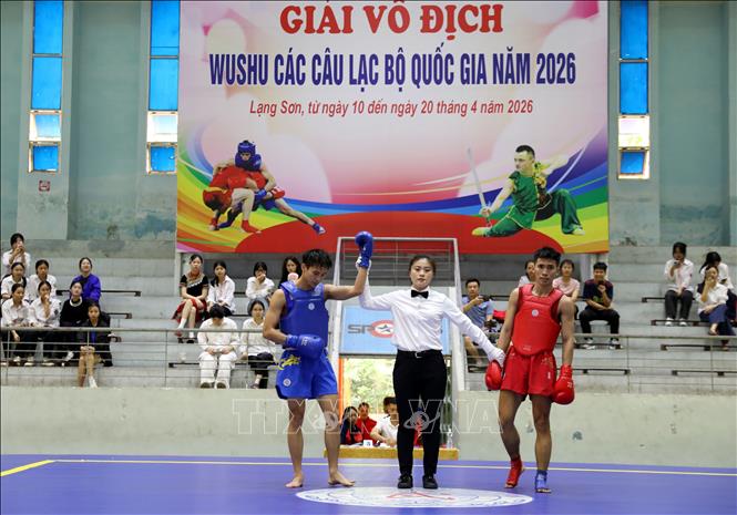 VĐV Vương Đức Anh (Quân đội, giáp xanh) giành chiến thắng trước VĐV Nguyễn Văn Trường (Thành phố Hồ Chí Minh, giáp đỏ) ở hạng cân 56kg nội dung tán thủ. Ảnh: Văn Đạt - TTXVN