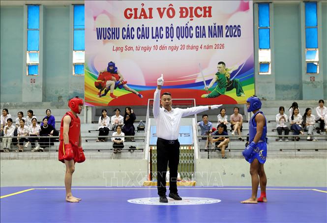 Hai VĐV của Đoàn Phú Thọ và Quảng Ngãi làm thủ tục thi đấu. Ảnh: Văn Đạt - TTXVN