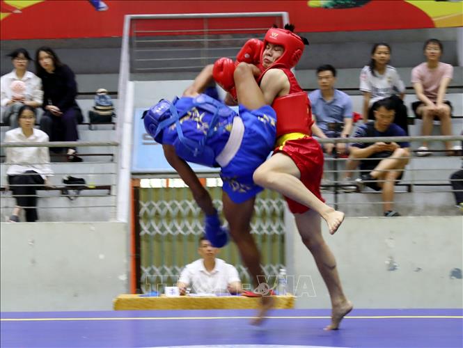 Trận đấu căng thẳng, hấp dẫn ở hạng cân 56kg nội dung tán thủ giữa hai VĐV của đoàn Phú Thọ và Quảng Ngãi. Ảnh: Văn Đạt - TTXVN