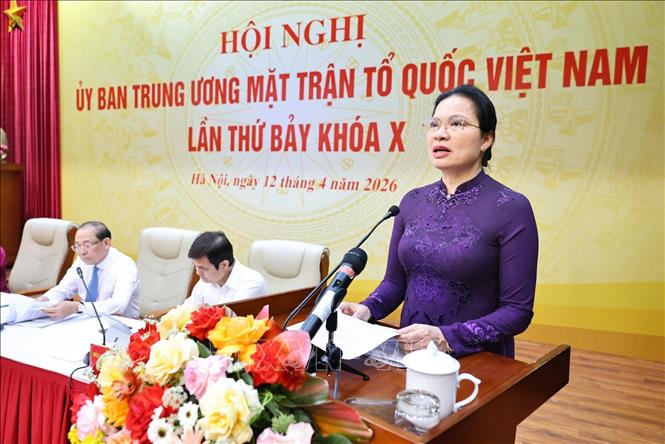 Đồng chí Hà Thị Nga, Ủy viên BCH Trung ương Đảng, Phó Chủ tịch - Tổng Thư ký Ủy ban Trung ương MTTQ Việt Nam trình bày Tờ trình của Đoàn Chủ tịch về việc bổ sung, thay thế nhân sự tham gia Ủy ban Trung ương, Đoàn Chủ tịch, Ban Thường trực và cử giữ các chức danh Phó Chủ tịch Ủy ban Trung ương MTTQ Việt Nam khóa X, nhiệm kỳ 2026 - 2031. Ảnh: Minh Đức – TTXVN