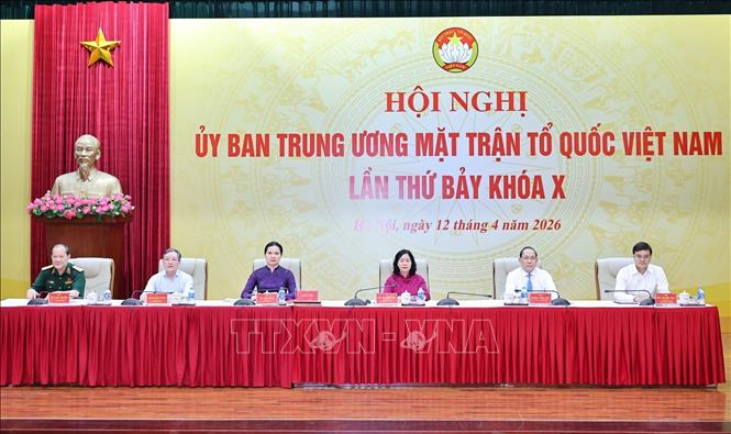 Đoàn Chủ tịch điều hành Hội nghị Ủy ban Trung ương MTTQ lần thứ 7 khoá X. Ảnh: Minh Đức – TTXVN