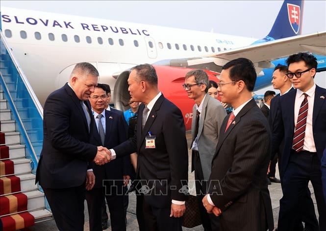 Thủ tướng Slovakia Robert Fico đến Hà Nội, bắt đầu thăm chính thức Việt Nam. Ảnh: Tuấn Anh - TTXVN