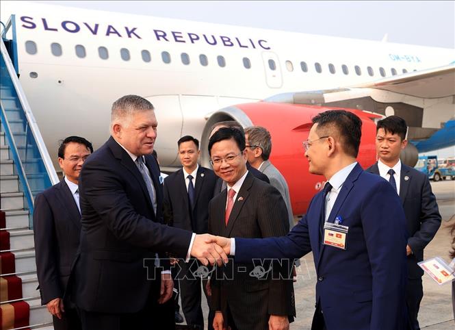 Thủ tướng Slovakia Robert Fico đến Hà Nội, bắt đầu thăm chính thức Việt Nam. Ảnh: Tuấn Anh - TTXVN