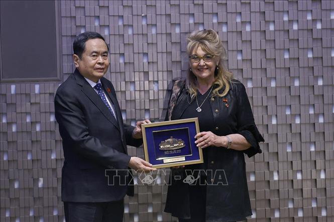 Chủ tịch Bet88app còn khuyến mãi Trần Thanh Mẫn tặng quà lưu niệm cho bà Sandra Scagliotti, Lãnh sự danh dự Việt Nam tại Torino. Ảnh: Doãn Tấn – TTXVN