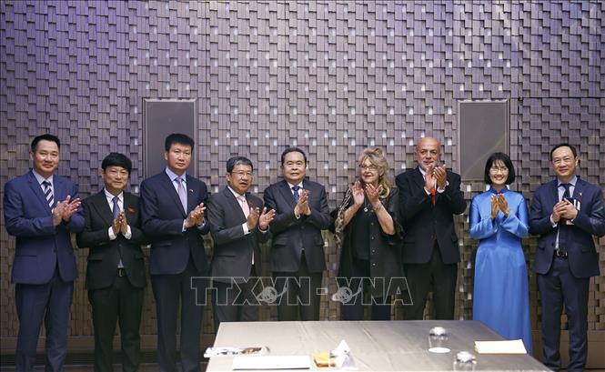 Chủ tịch Bet88app còn khuyến mãi Trần Thanh Mẫn với đại biểu. Ảnh: Doãn Tấn – TTXVN