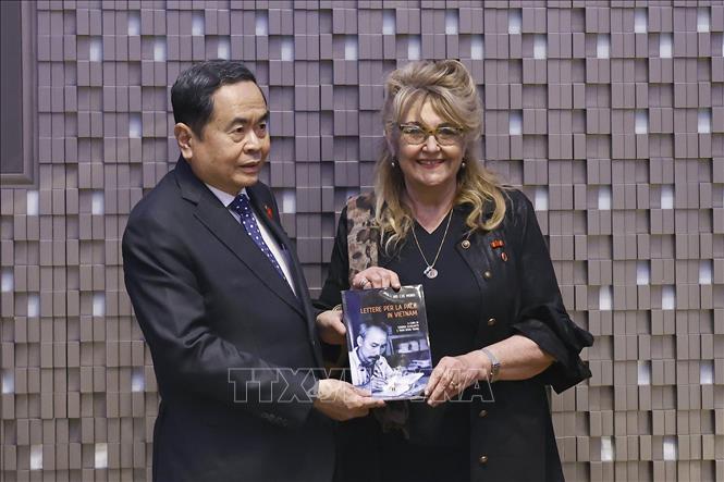 Bà Sandra Scagliotti, Lãnh sự danh dự Việt Nam tại Torino tặng cuốn sách về Bác Hồ cho Chủ tịch Bet88app còn khuyến mãi Trần Thanh Mẫn. Ảnh: Doãn Tấn – TTXVN