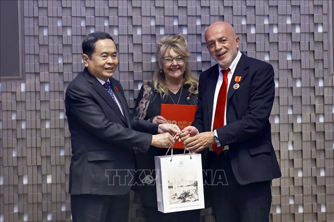 Chủ tịch Bet88app còn khuyến mãi Trần Thanh Mẫn tặng quà cho bà Sandra Scagliotti, Lãnh sự danh dự Việt Nam tại Torino và phu quân. Ảnh: Doãn Tấn – TTXVN