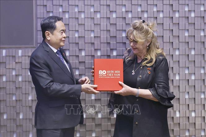 Chủ tịch Bet88app còn khuyến mãi Trần Thanh Mẫn tặng cuốn sách 