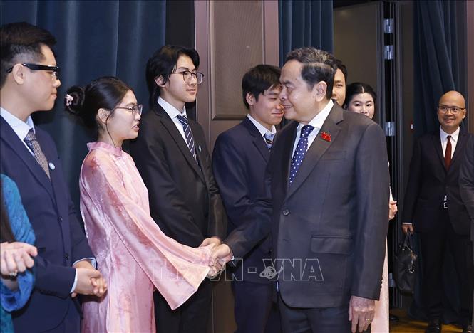 Chủ tịch Bet88app còn khuyến mãi Trần Thanh Mẫn gặp đại diện Hội sinh viên và lưu học sinh Việt Nam tiêu biểu tại Italy. Ảnh: Doãn Tấn – TTXVN