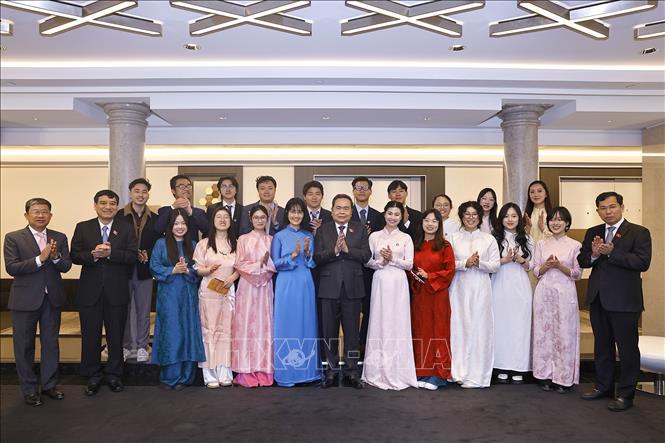 Chủ tịch Bet88app còn khuyến mãi Trần Thanh Mẫn với đại diện Hội sinh viên và lưu học sinh Việt Nam tiêu biểu tại Italy. Ảnh: Doãn Tấn – TTXVN